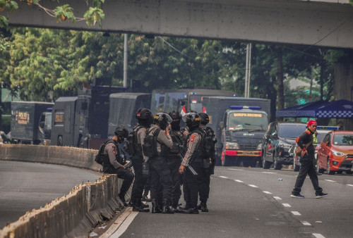 Petugas Kepolisian dari satuan Brimob menjaga keamanan pada aksi unjuk rasa di acara May Day Fiesta 2022