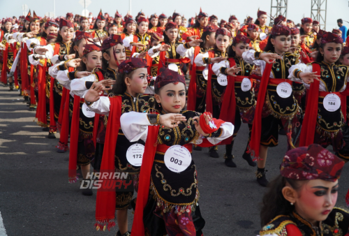 Sebanyak 7.560 pelajar menari Remo saat digelarnya Tari Remo Massal pecahan rekor Muri yang digelar pemerintah kota (Pemkot) Surabaya di Jembatan Suroboyo, Surabaya, Jawa Timur, Minggu (19/12/2022). Tari Remo Massal yang diikuti sebanyak 65.946 pelajar dari 9 lokasi yang digelar serentak di Situs Bersejarah dan Jembatan Terbanyak di Kota Surabaya itu memecahkan rekor Museum Rekor Dunia Indonesia (MURI).

