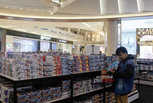 Warga mengunjungi Pameran Bandai Spirit Hobby Shop, Gunpla Builder World Cup (GBWC) yang digelar di Galaxy Mall 3, Surabaya, Jawa Timur, Selasa, 29 Agustus 2023. Bandai kembali menggelar Gunpla Builder World Cup (GBWC), ajang rakit Gundam tahunan yang sudah digelar sejak 2011 oleh Bandai. Bandai bekerja sama dengan Multi Toys selaku Official Partner dari Bandai untuk melaksanakan GBWC ke-11 di Surabaya. Kali ini Pameran Bandai Spirit Hobby Shop gelar mulai 18 Agustus hingga 3 September 2023. Selain menggelar kompetisi, acara ini juga menghadirkan Pameran Bandai Spirit Hobby Shop yang menjual berbagai model kit Gundam dan non-Gundam. (Muchamad Ma'ruf Zaky/Harian Disway)