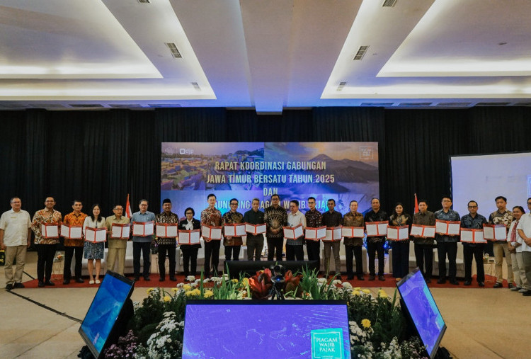 Tujuh Wajib Pajak Kanwil DJP Jatim II Terima Piagam dari Dirjen Pajak Langsung di Malang