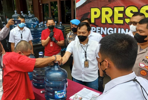 5 Pelaku Penjual Air Merek Aqua Palsu Ditangkap
