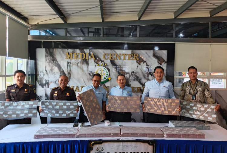 Kejari Surabaya Setorkan Rp9,05 Miliar Aset TPPU Judi Online 188BET ke Kas Negara
