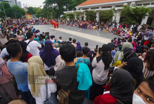 Sambut Tahun Baru Imlek, Pemkot Gelar Pertunjukan Barongsai di Alun-alun Surabaya