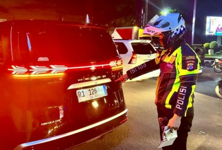 Berlagak Bak Menteri, Denza Berpelat 'RI 126' Ditilang Polisi di Cikupa