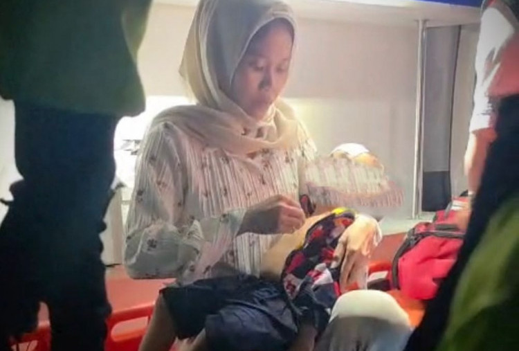 Heroik! Polisi di Indramayu Selamatkan Balita Kejang di KM 137 Tol Cipali