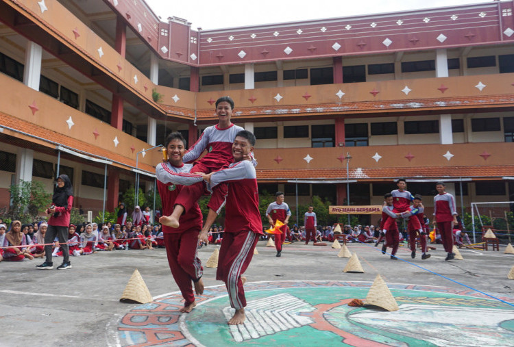 Kampoeng Dolanan Bersama SMK Islam Al-Amal Gelar Lomba Permainan Tradisional Ala Ninja Warrior