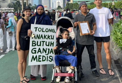 Bikin Pilu, Seorang Ibu Bawa Poster Bertuliskan 'Tolong Anakku Butuh Ganja Medis'