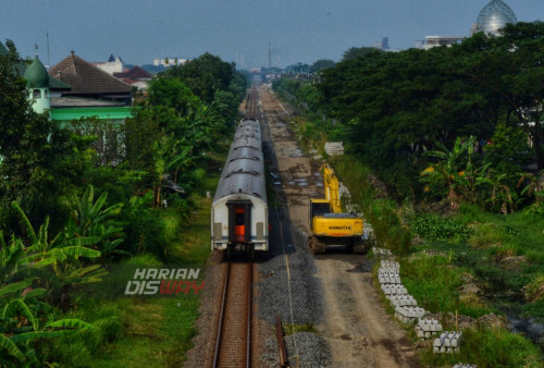 Nampak dari ketinggian pekerja mengoperasikan alat berat saat melakukan proses pembenahan Rel Ganda di Trosobo, Sidoarjo, Jawa Timur, Jumat (10/3/2023). Proyek Pembenahan Rel Ganda milik PT KAI tersebut dikerjakan disepanjang jalur Sidoarjo-Mojokerto yang bertujuan untuk mendukung mobilitas masyarakat di wilayah setempat. (foto: Syahrul Rozak Yahya)