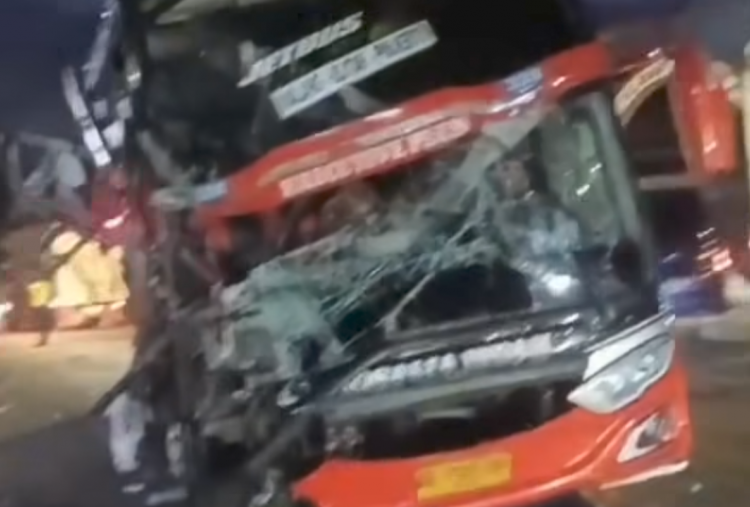 Kecelakaan Bus Rosalia Indah dan Truk Gandeng di Kebumen, Kondisi Ringsek Usai Adu Banteng, Sopir Tewas