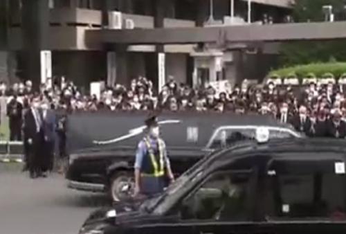 Beri Penghormatan Terakhir untuk mantan PM Jepang Shinzo Abe, Ribuan Warga Jepang Padati Trotoar Jalanan