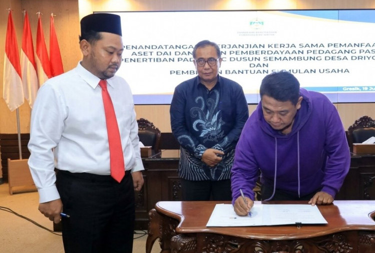 Wujudkan Pemulihan Ekonomi, Bupati Gresik Salurkan Bantuan Modal Rp215 Juta untuk PKL Semambung