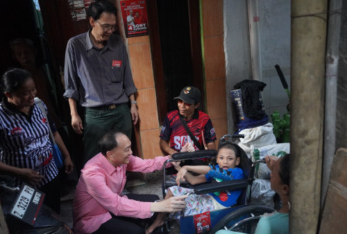 Sony Kusumo Berikan Bantuan Kursi Roda anak penyintas Cerebral Palsy di Kampung Pulo