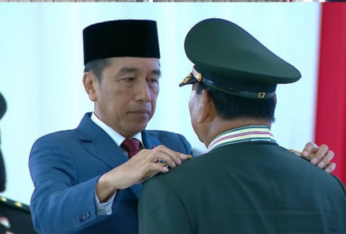 Jokowi Resmi Sematkan Jenderal TNI Kehormatan ke Prabowo