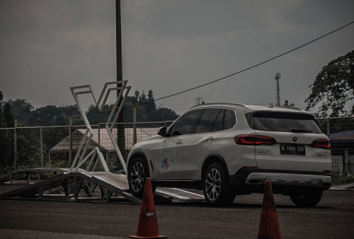 Menjajal kemampuan mobil BMW X di arena X-Ramp pada acara Joyfest BMW Astra Driving Experience 2022