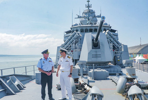 Kapal Militer Australia Bersandar di Pelabuhan Tanjung Perak