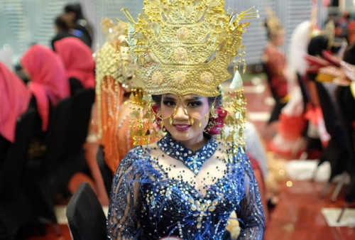 Dalam Parade Make-up Siswa Beauty for Better Life Gunakan Riasan Tebal untuk Mandailing Hairdo