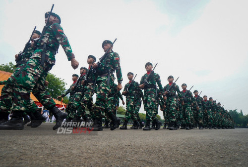 Prajurit TNI berbaris usai upacara HUT TNI di Lapangan Kodam Brawijaya, Surabaya, Jawa Timur, Rabu (5/10/2022). Perayaan HUT TNI ke-77 yang mengusung tema  'TNI Adalah Kita' itu dilakukan Upacara serentak serta alutsista yang dipajang di Lapangan Kodam Brawijaya. 
