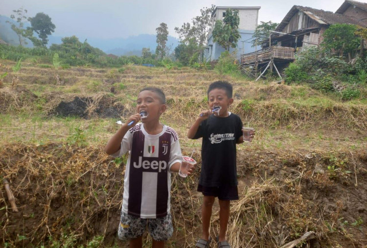 iCOP dan FKG UK Petra Praktikkan Pengabdian Masyarakat di Mojokerto: Gosok Gigi sambil Hafalkan Lagu 