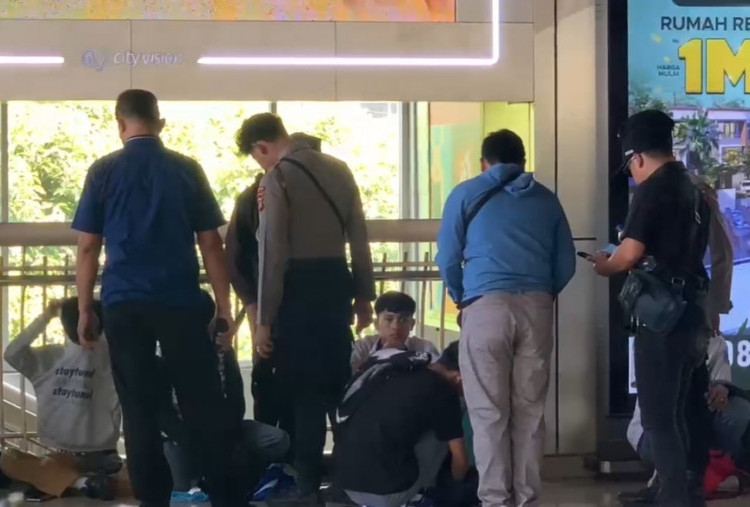 Polisi Amankan 54 Pelajar di Dua Stasiun Jelang Demo Buruh di DPR, Ada yang Bawa 9 Busur Panah 