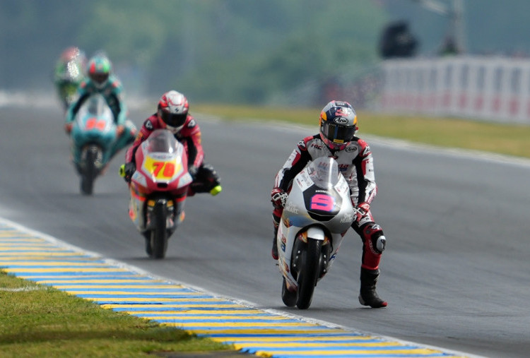 Mental Diuji di Trek Licin, Veda Pratama Ceritakan Balapan Basah Perdana di Moto3 Le Mans 2026