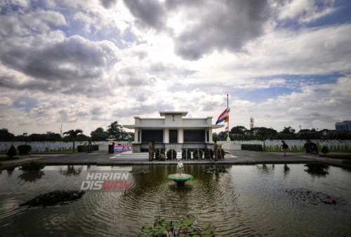 Monumen Ereveld berdiri kokoh di tengah makam kehormatan Kembang Kuning di Surabaya, Jawa Timur, Senin (27/2/2023). Ziarah ke Ereveld (Makam Kehormatan) tersebut untuk menghormati prajurit Angkatan Laut yang gugur dalam pertempuran Perang Dunia II melawan tentara Jepang yang menewaskan sebanyak 4000 tentara Belanda, Amerika Serikat, Australia, dan Inggris di Laut Jawa pada 27 Februari 1942. (foto: Julian Romadhon)
