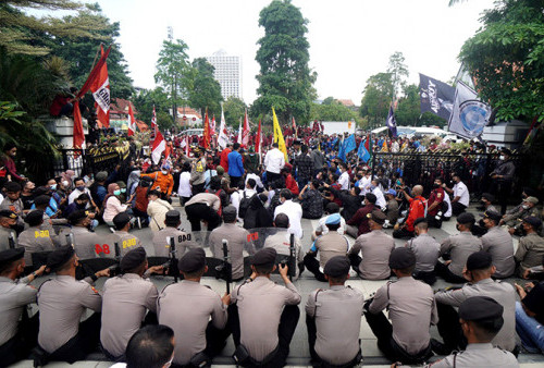 Petugas bersiagaa saat Wali Kota Surabaya Eri Cahyadi keluar menemui peserta demo.