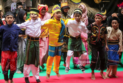 Siswa mengenalkan budaya Indonesia Timur melalui Fashion Show, Paduan Suara, dan Permainan tradisional untuk meningkatkan rasa nasionalisme dan kesatuan di Indonesia. (Moch Sahirol/Harian Disway)