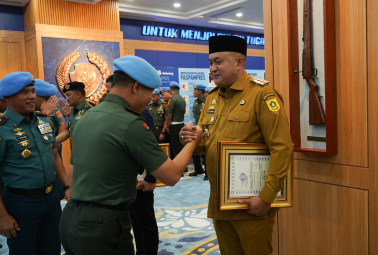 Bupati Bogor Rudy Susmanto Terima Penghargaan Brevet Kehormatan Paspampres Setia Waspada dari Paspampres RI 