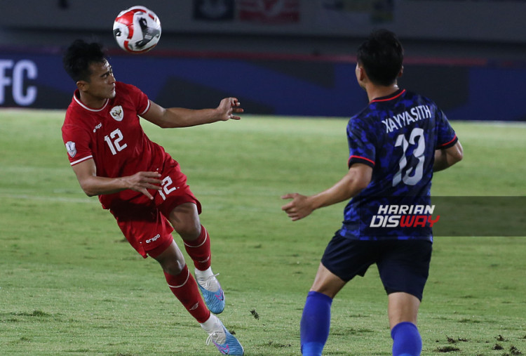 Pesepak bola Timnas Indonesia Pratama Arhan (kiri) berebut bola dengan pesepak bola Timnas Laos saat pertandingan Grup B ASEAN Cup 2024 di Stadion Manahan, Solo, Jawa Tengah, Kamis (12/12/2024). Timnas Indonesia bermain imbang melawan Laos dengan skor 3-3. Foto:  Haritsah Almudatsir /Harian Disway