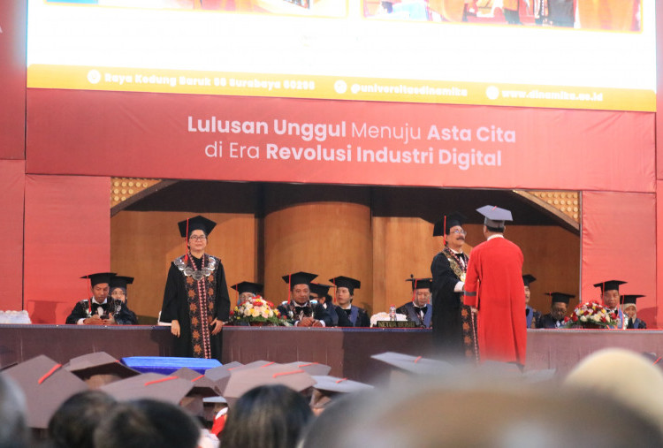 215 Lulusan Unggul Universitas Dinamika Siap Berkontribusi di Dunia Kerja, Mewujudkan Astacita di Era Digital