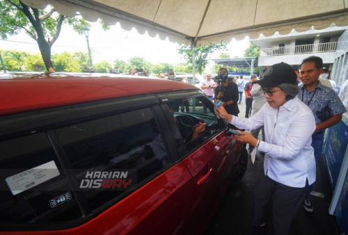 Anggota Komisi XI DPR RI, Indah Kurnia, membantu warga untuk melakukan proses penukaran Uang secara Lantur di halaman Kantor Perwakilan Bank Indonesia (BI) Provinsi Jawa Timur, di Surabaya, Jawa Timur, Sabtu, (25/3/2023). Kantor Perwakilan Bank Indonesia (BI) Provinsi Jawa Timur membuka gerai layanan penukaran Uang Baru Secara Lantur melalui Kick Off Semarak Rupiah Ramadhan dan Berkah Idul Fitri (SERAMBI) 2023, dengan sebanyak 24,5 Triliun Rupiah pada setiap hari Sabtu dan Minggu di bulan Ramadhan untuk memenuhi kebutuhan uang baru di masyarakat. (foto: Julian Romadhon)
