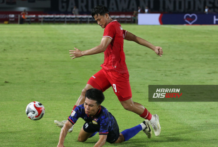 Pesepak bola Timnas Indonesia Hokky Caraka (belakang) berebut bola dengan pesepak bola Timnas Laos saat pertandingan Grup B ASEAN Cup 2024 di Stadion Manahan, Solo, Jawa Tengah, Kamis (12/12/2024). Timnas Indonesia bermain imbang melawan Laos dengan skor 3-3.. Foto:  Haritsah Almudatsir /Harian Disway