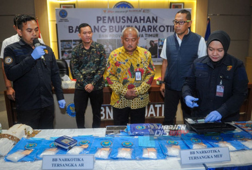 Petugas melakukan pengecekan barang bukti jenis sabu saat akan digelarnya pemusnahan barang bukti narkoba di Badan Narkotika Nasional Provinsi (BNNP) Jawa Timur, Surabaya, Jawa Timur, Jumat, 1 Desember 2023. BNNP Jawa Timur memusnahkan barang bukti narkoba jenis sabu-sabu seberat 1,3 Kg (1.397,1 gram) yang disita dari tiga tersangka di dua lokasi penangkapan yang berbeda. Atas perbuatannya, ketiga tersangka dijerat pasal 114 ayat (2) dan atau 112 ayat (2) Jo Pasal 132 ayat (1) UU RI No. 35 Th. 2009 tentang Narkotika. (Julian Romadhon/Harian Disway)