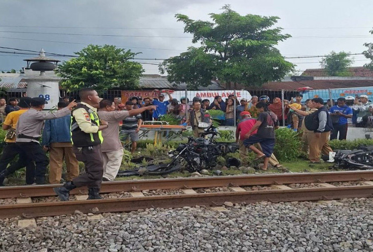 KA Malioboro Ekspres Hantam Pemotor Usai Palang Dibuka di Magetan