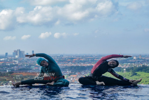 Dua peserta Aqua Workout refleksi diatas kolam renang Hotel Ciputra World Surabaya, Jawa Timur. Minggu (19/3/2023). Aqua Workout yang diikuti sebanyak 31 peserta Yoga dan Zumba dalam air tersebut untuk menyambut Hari Kebahagiaan Internasional yang jatuh pada tanggal 20 Maret 2023. (foto: Moch Sahirol Layeli) 
