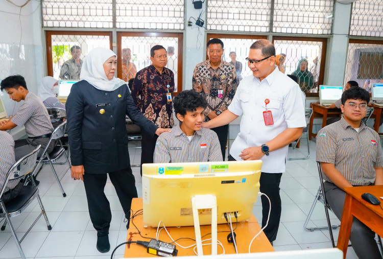 438 Ribu Siswa Jatim Gelar TKA Mulai Besok, Khofifah Minta Pasokan Listrik Dijamin