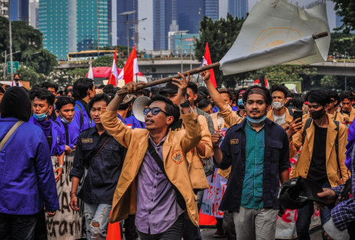 Mahasiswa dari Universitas Borobudur melakukan long march dari arah Senayan menuju gedung DPR RI dalam aksi unjuk rasa 11 April 2022