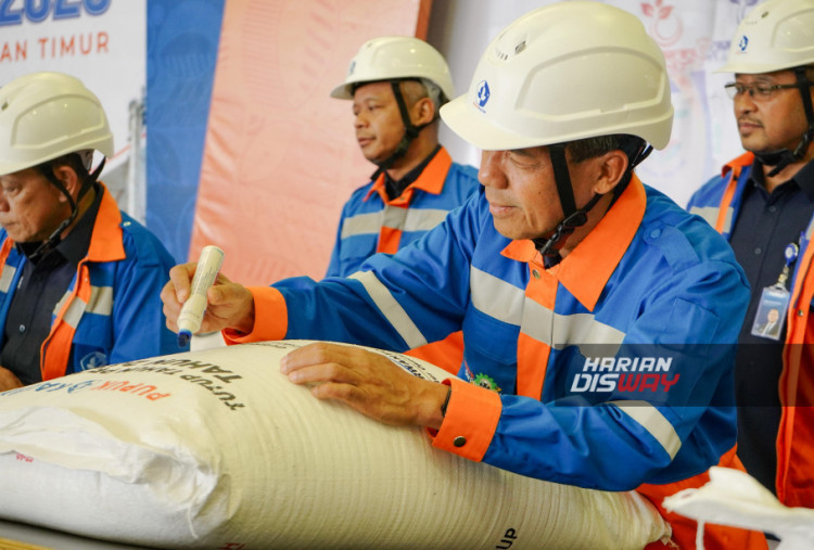 Direktur Utama Pupuk Kaltim, Gusrizal melakukan seremoni penandatanganan karung pupuk dalam acara Tutup Tahun Produksi 2025 di area gudang Pabrik 1A Pupuk Kaltim di Bontang, Kalimantan Timur (30/12).  Sepanjang 2025, Pupuk Kaltim menunjukkan kinerja operasional yang konsisten dalam memenuhi kebutuhan pupuk nasional, sejalan dengan peran perusahaan dalam mendukung agenda prioritas pemerintah untuk mewujudkan swasembada pangan. 