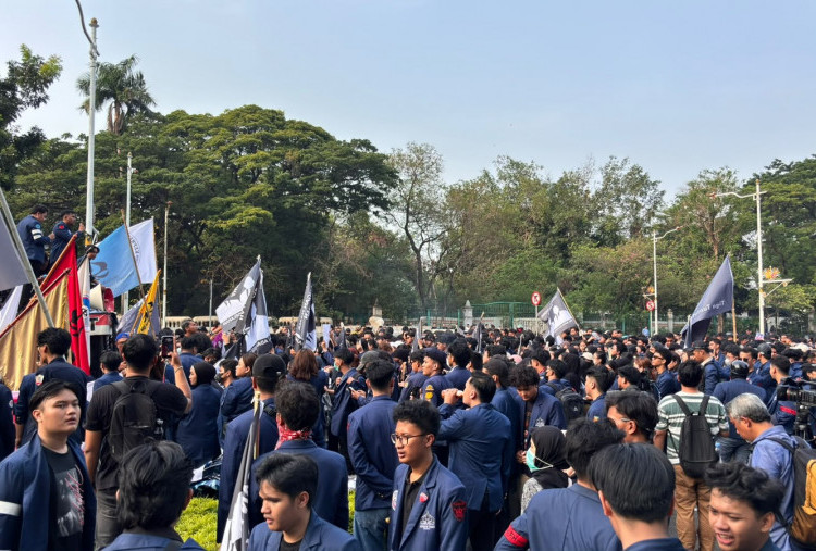 Seribuan Mahasiswa Trisakti Demo di Medan Merdeka Selatan: Kritik Tak Didengar, Lawan!