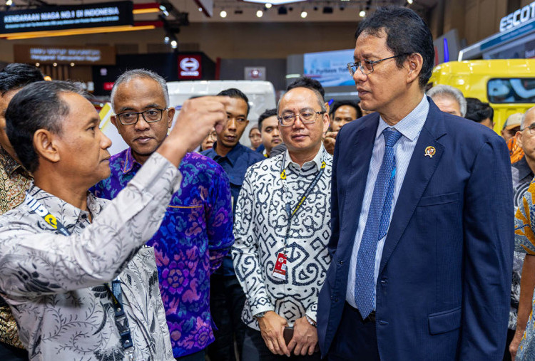 Menteri Keuangan RI, Purbaya Yudhi Sadewa, Tinjau Booth Mitsubishi Fuso pada GIIAS 2026 