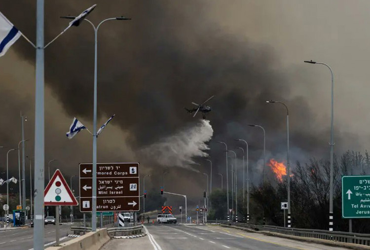 Israel Dikepung Kebakaran Hebat, 29 Titik Api Paksa Warga Mengungsi