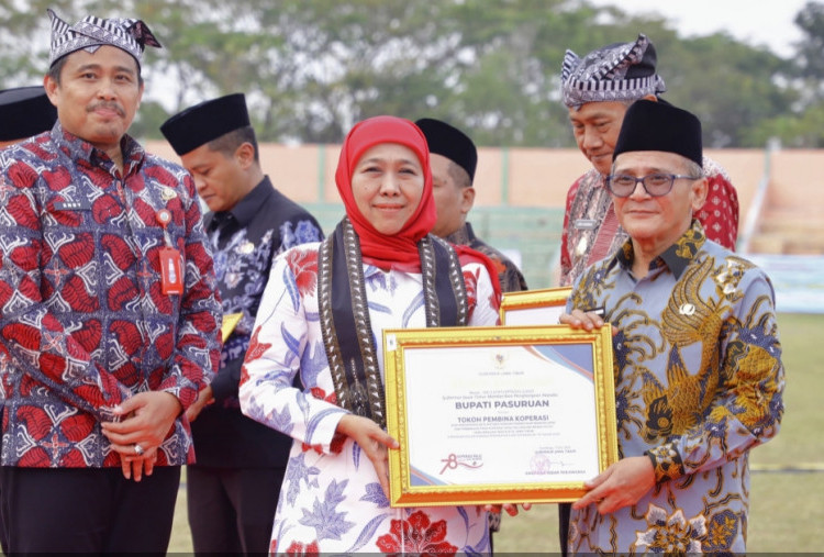 Kabupaten Pasuruan Jadi Percontohan Koperasi Merah Putih, Gubernur Berikan Penghargaan untuk Bupati 