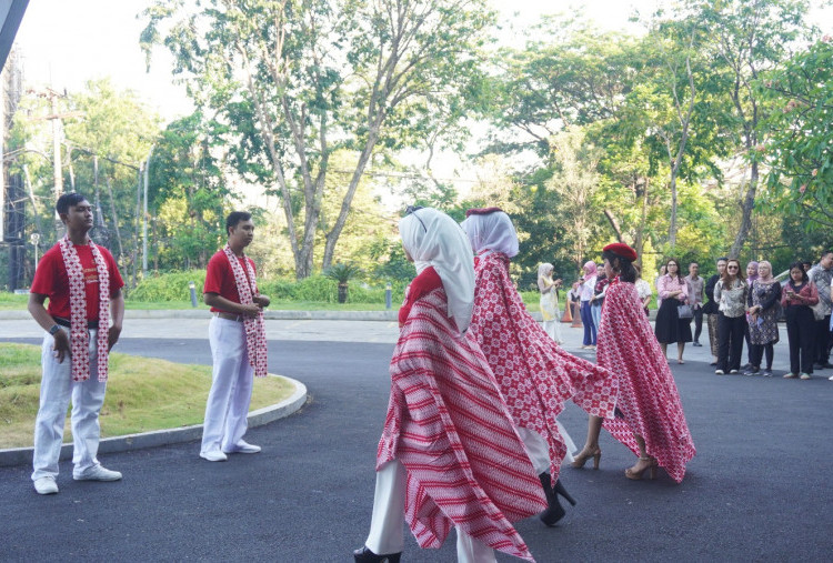 Midtown Residence Surabaya Rayakan HUT RI ke-80 dengan Upacara Bendera dan Fashion Show Disabilitas