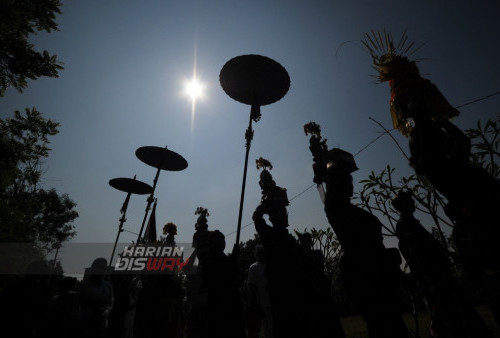 Umat Hindu membawa arca dan sesajen mengikuti Kirab Leluhur Nusantara yang digelar di Pura Penataan Luhur Medang Kamulan, Gresik, Jawa Timur, Jumat (30/6/2023). Kirab Leluhur Nusantara tersebut digelar jelang Upacara Nata Jagat dengan tujuan munutup rangkaian Hari Lahir Pangcasila serta menjaga keharmonisan antara manusia dengan alam.