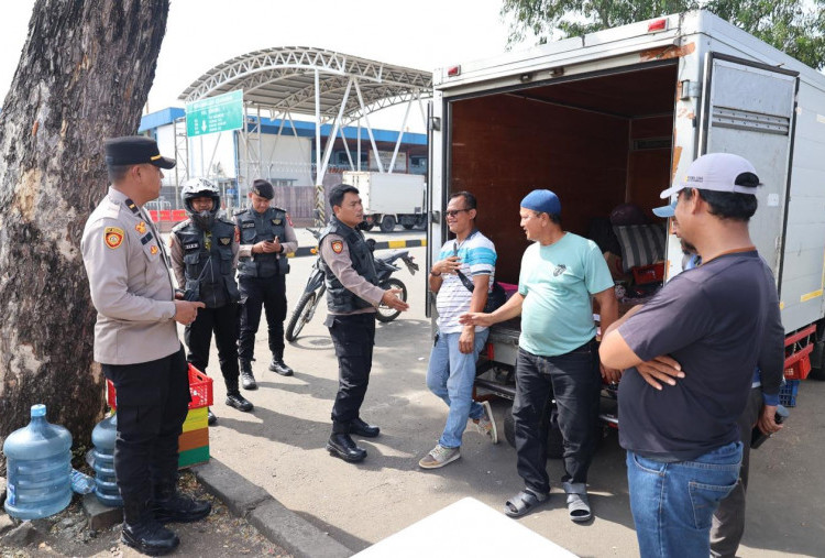 Personel Kepolisan Sisir Bandara Soetta, Cegah Aksi Premanisme dalam Operasi Berantas Jaya 2025