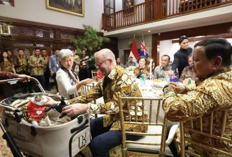 Momen PM Australia Beri Kalung Syal untuk Bobby Kucing Prabowo