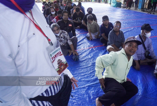 Puluhan warga mendapatkan layanan potong rambut gratis mengantri di Masjid Muhammad Cheng Hoo, Surabaya, Jawa Timur, Senin (10/4/2023). Kegiatan berbagi dan potong rambut massal secara gratis dalam bulan Ramadhan yang digelar oleh Ngaji Komunitas Salon (Ngasal) Surabaya tersebut itu diikuti sekitar 500 orang anak yatim dan Duhafa. (foto: Julian Romadhon)