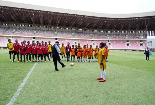 Momen Langka! Wapres Ma'ruf Amin Bermain Bola di Papua, Beri Pesan ke Murid SSB agar Giat Berlatih