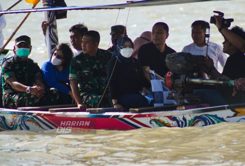 Walikota Surabaya Eri Cahyadi diatas perahu melihat peserta beradu kecepatan saat mengikuti lomba perahu layar di Pantai Kenjeran Surabaya, Jawa Timur, Sabtu 13 Agustus 2022. Lomba perahu layar tersebut diikuti sebanyak 37 perahu nelayan untuk memeriahkan peringatan HUT ke-77 Kemerdekaan RI. Foto: Miftakhul Rozaq