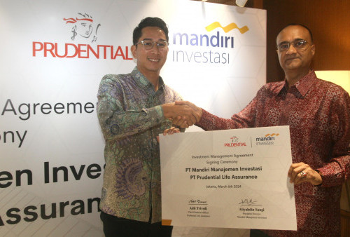 Chief Financial Officer Prudential Indonesia, Adit Trivedi bersama Direktur Utama PT Mandiri Mandiri Investasi, Aliyahdin Saudi dalam acara penandatanganan perjanjian kontrak pengelolaan dana di Jakarta (6/3). 